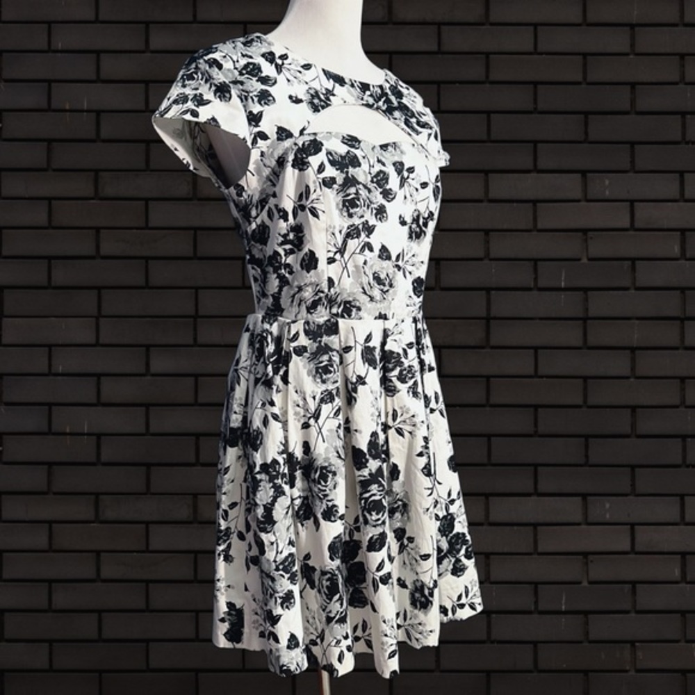Formal Cap Sleeve Black & White Rose Dress Size L